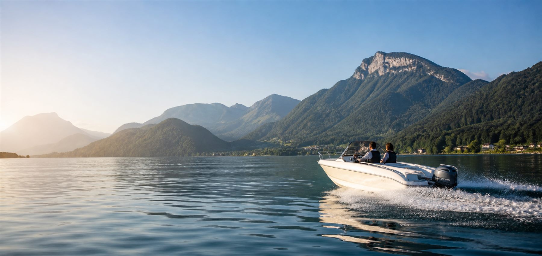 Motorboot auf einem See in der Abendsonne